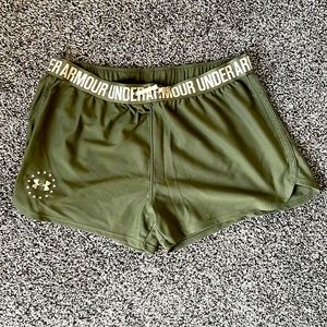 Womens - Green Under Armour shorts, size L